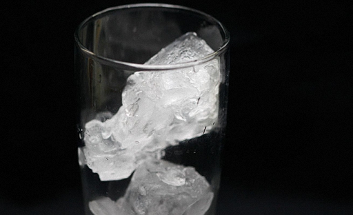 На дно охлажденного бокала положите лед