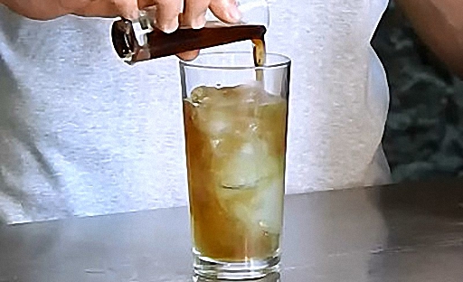 Налейте коктейль в стакан