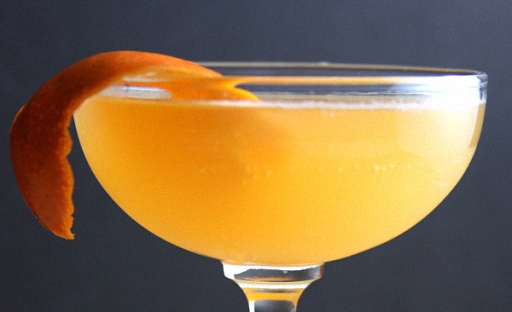 По желанию коктейль можно украсить апельсиновой цедрой